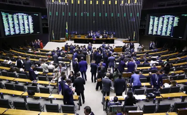 Imagem deputados durante sessão no Congresso Nacional em Brasília