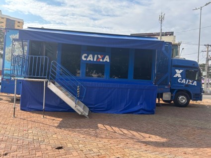 Imagem Caminhão Caixa parado, tem uma escada que dá acesso ao caminhão