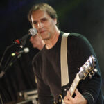 Imagem cantor segurando guitarra