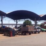 Imagem camionetes em frente a entrada dos Box no Ceasa de Anápolis