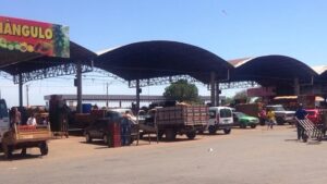Imagem camionetes em frente a entrada dos Box no Ceasa de Anápolis