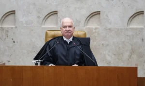 Imagem Edson Fachin ele está de toga preta e sentado em uma banca