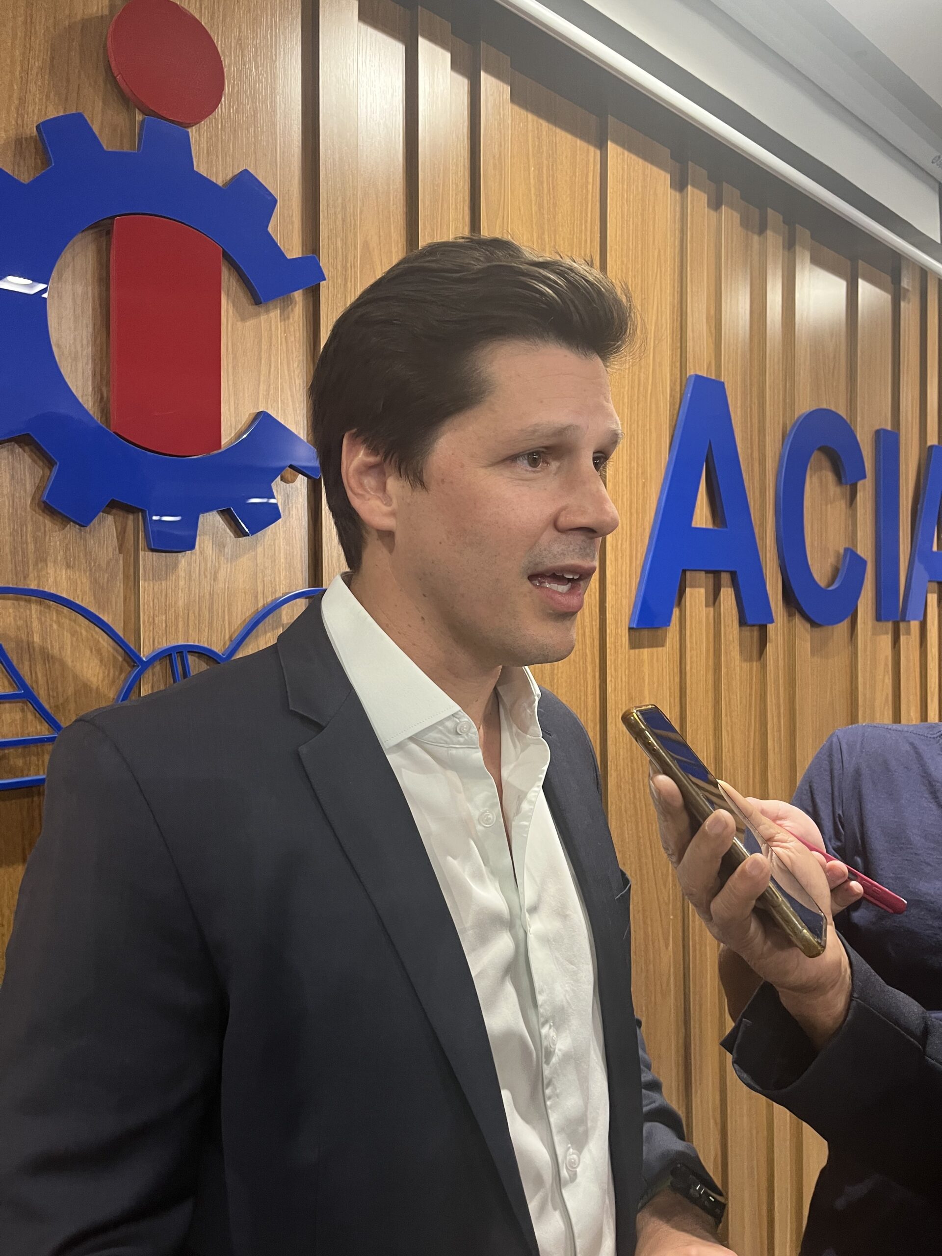 Imagem Daniel Vilela concedendo entrevista na ACIA