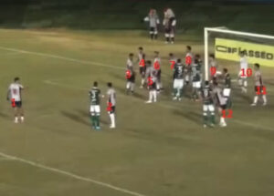 Imagem jogadores de Anápolis e Guarani em campo dentro da aréa