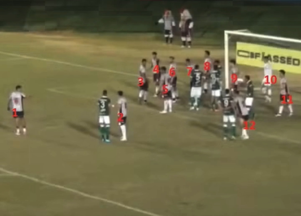 Imagem jogadores de Anápolis e Guarani em campo dentro da aréa