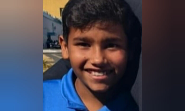 Imagem João Vitor sorrindo, ele está de camisa azul