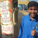 Imagem montagem de um lado poste escrito: Aqui Morreu uma criança vitima do descaso publico. e do ouro a foto de menino que morreu em choque de poste