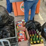 Imagem produtos aprendidos em supermercado, estão em caixas e sacos pretos