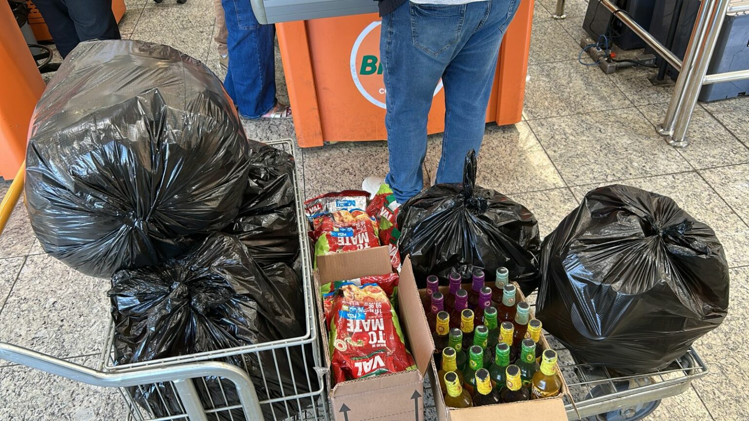 Imagem produtos aprendidos em supermercado, estão em caixas e sacos pretos