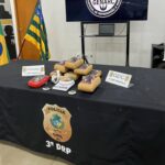 Imagem drogas apreendidas pelo GEIC em cima de uma mesa, junto está uma balança de precisão