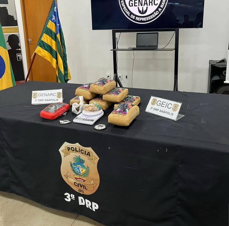 Imagem drogas apreendidas pelo GEIC em cima de uma mesa, junto está uma balança de precisão