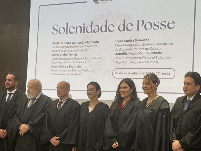 Posse Desembargadores TRE-GO Imagem homens e mulheres vestidos com toga preta do judiciario