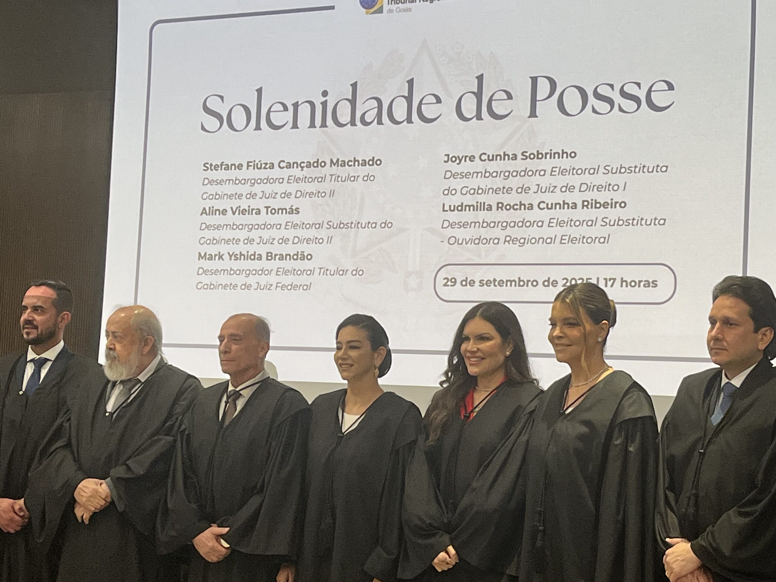 Imagem homens e mulheres vestidos com toga preta do judiciario