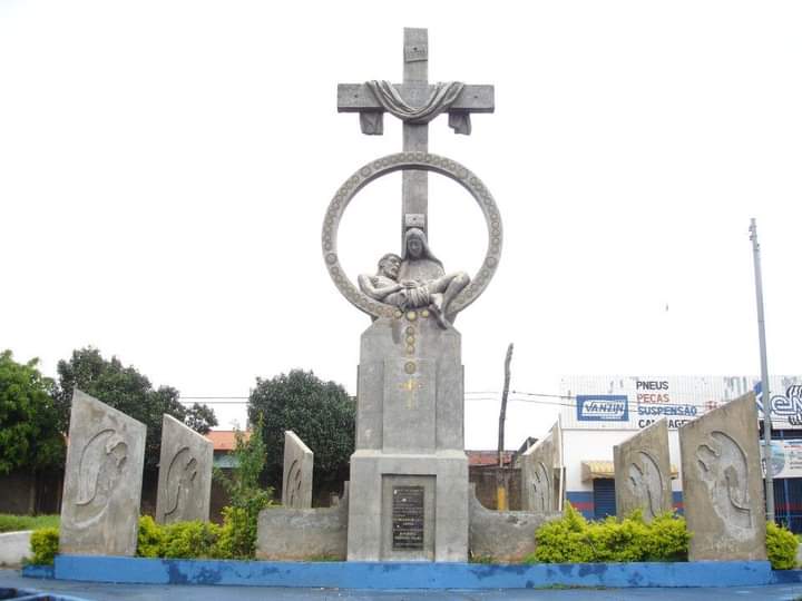 Imagem monumento na Praça dos romeiros em Anápolis
