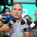 Imagem Sandro Mabel falando para os repórteres com os microfones a frente dele