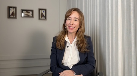 Imagem Promotora Sandra Mara Garbelini, ela está sorrindo, vestida de camisa branca e terninho azul