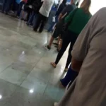 Imagem fila de pessoas em repartição pública