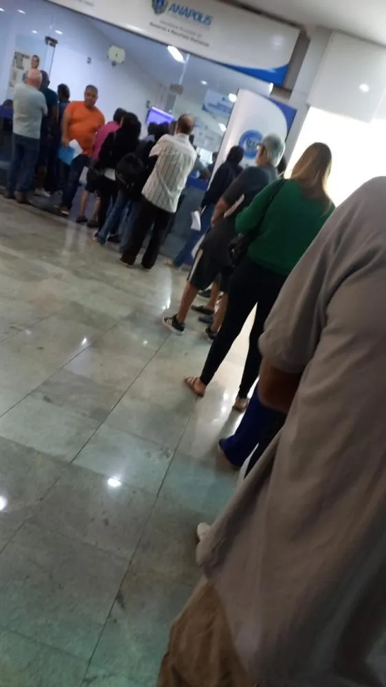 Imagem fila de pessoas em repartição pública