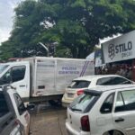 Imagem fachada loja Stilo Peças, na frente tem um veiculo da Polícia Cientifica e outros carros