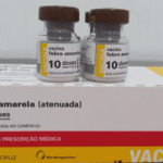 Imagem caixa vacina febre amarela, dois frascos estão em cima da caixa