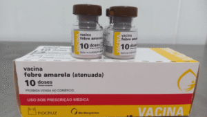 Imagem caixa vacina febre amarela, dois frascos estão em cima da caixa