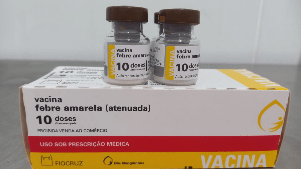 Imagem caixa vacina febre amarela, dois frascos estão em cima da caixa