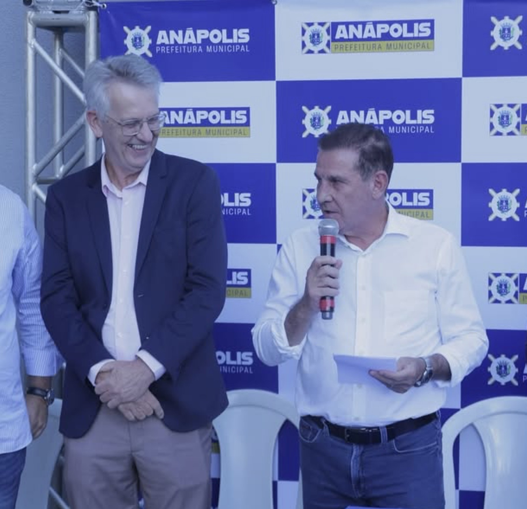 Imagem Walter Vosgrau e Vanderlan Cardoso, o primeiro está sorrindo e o segundo fala ao microfone