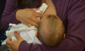 Imagem mãe amamentando bebê no peito