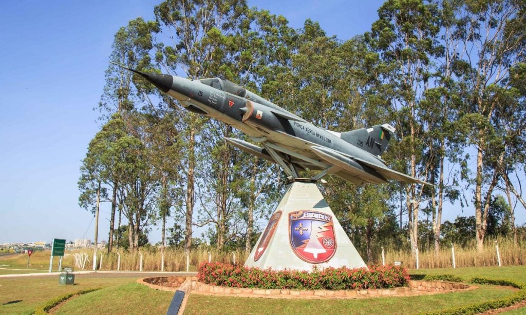 Imagem avião caça na entrada da Base Aérea de Anápolis