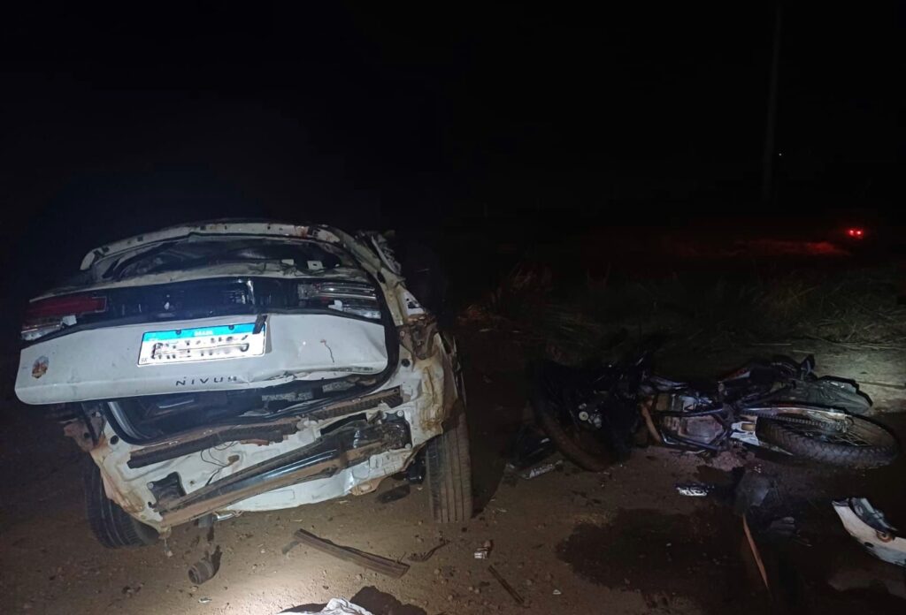Imagem veiculo de passeio destruído após acidente na BR-153