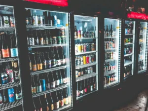 Imagem garrafas de cerveja dentro de um freezer transparente