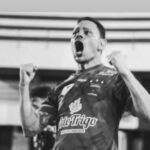 Imagem homem com os braços erguidos e a boca aberta em um grito