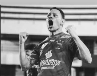 Imagem homem com os braços erguidos e a boca aberta em um grito