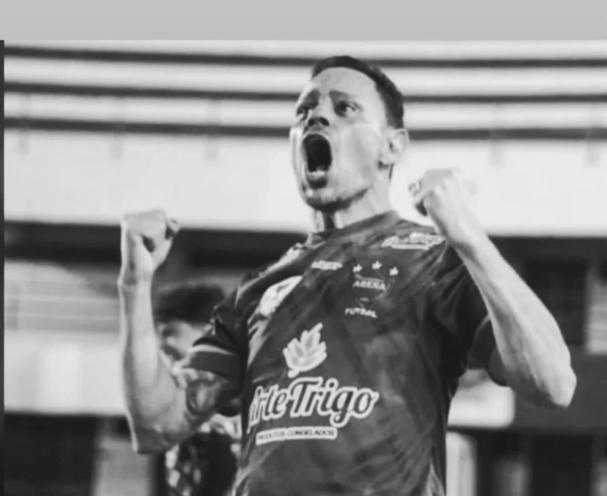 Imagem homem com os braços erguidos e a boca aberta em um grito