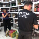 Imagem policia civil dentro de estabelecimento que vende bebidas alcolicas
