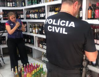 Imagem policia civil dentro de estabelecimento que vende bebidas alcolicas