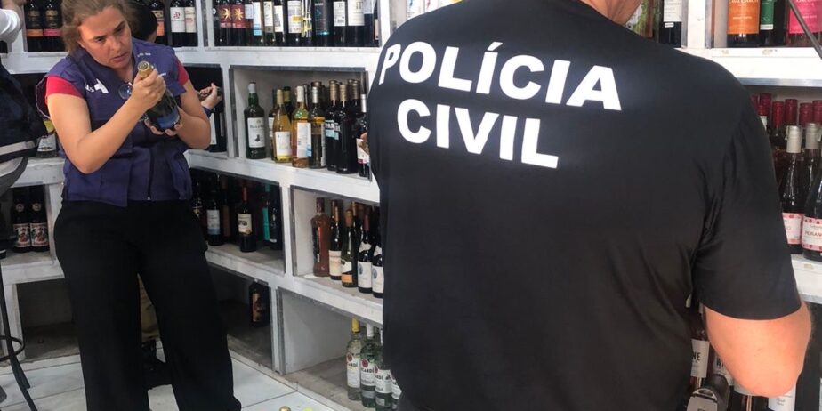 Imagem policia civil dentro de estabelecimento que vende bebidas alcolicas