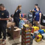 Imagem policiais ao lado de bebidas alcoólicas, cervejas e outros