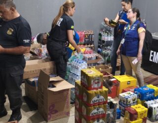 Imagem policiais ao lado de bebidas alcoólicas, cervejas e outros