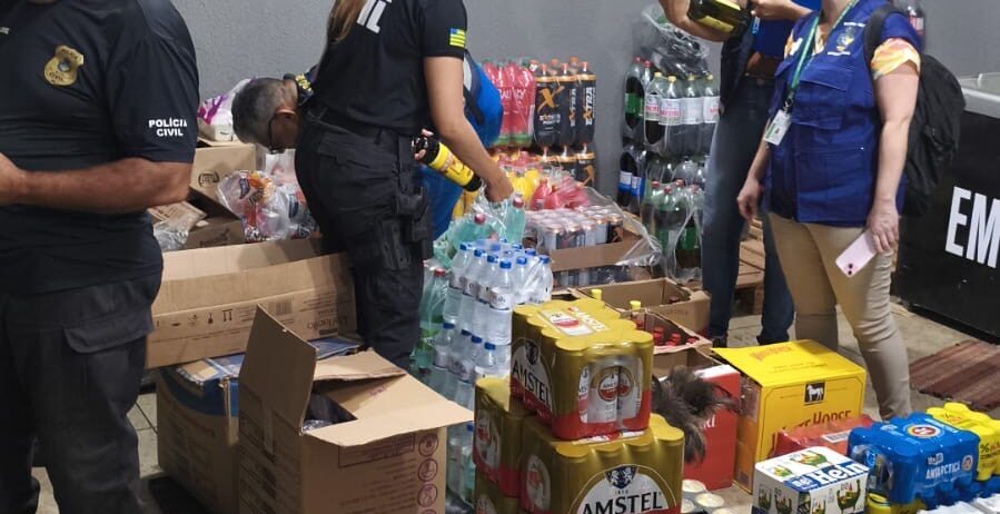 Imagem policiais ao lado de bebidas alcoólicas, cervejas e outros