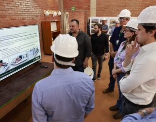 Imagem homens vistoriando obra de reforma