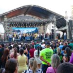 Imagem multidão de pessoas em uma praça