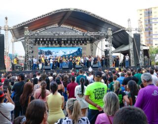 Imagem multidão de pessoas em uma praça