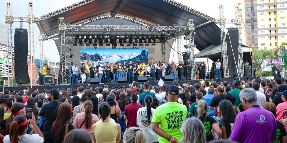 Imagem multidão de pessoas em uma praça