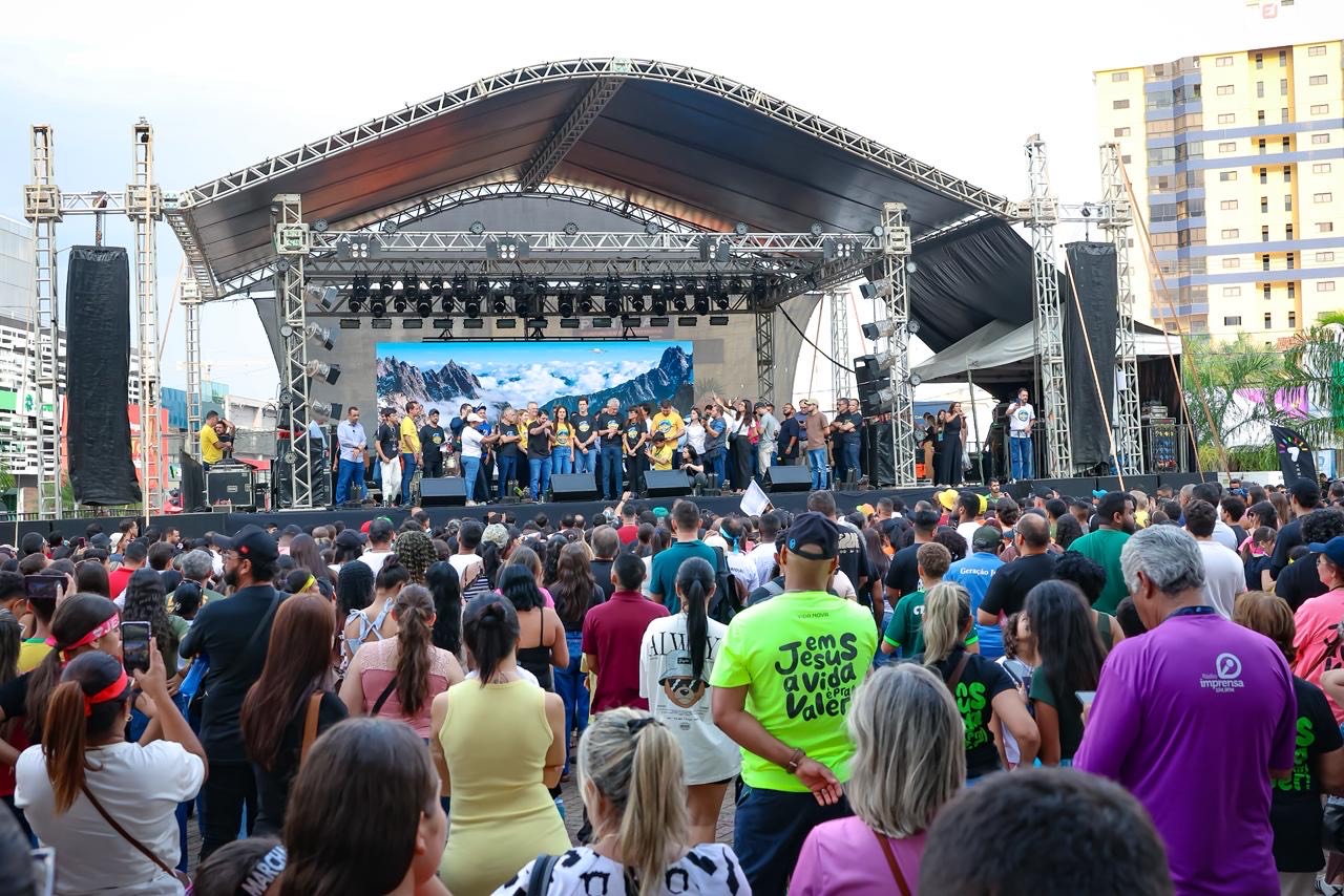 Imagem multidão de pessoas em uma praça