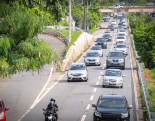Imagem vários Carros no Trânsito
