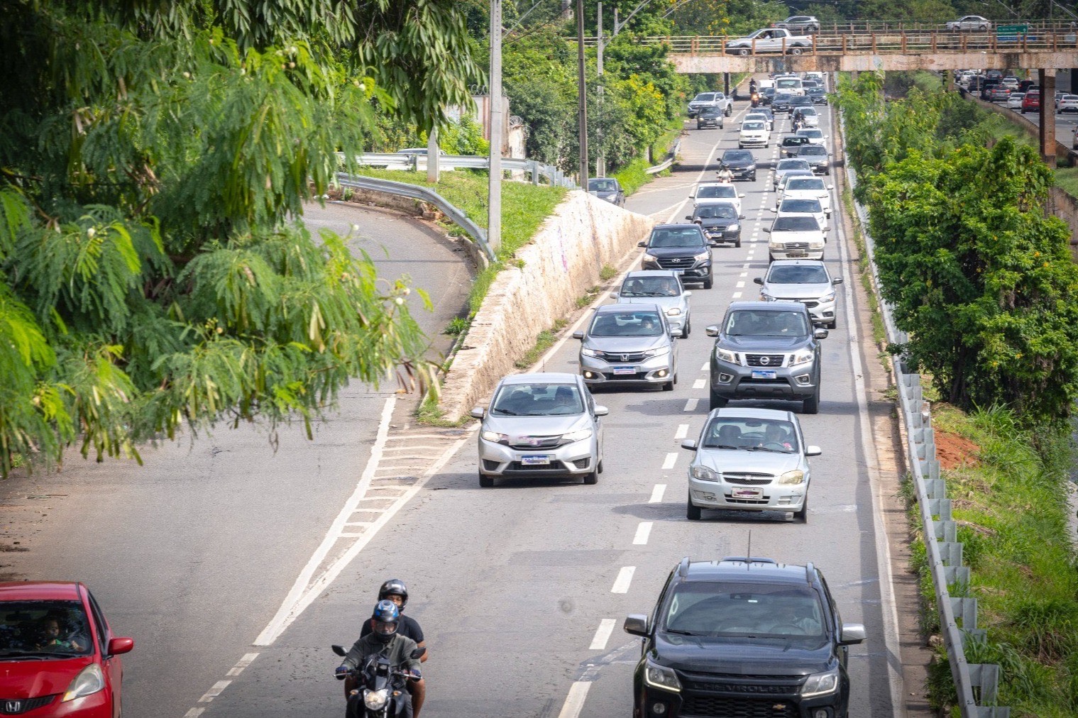 Imagem vários Carros no Trânsito