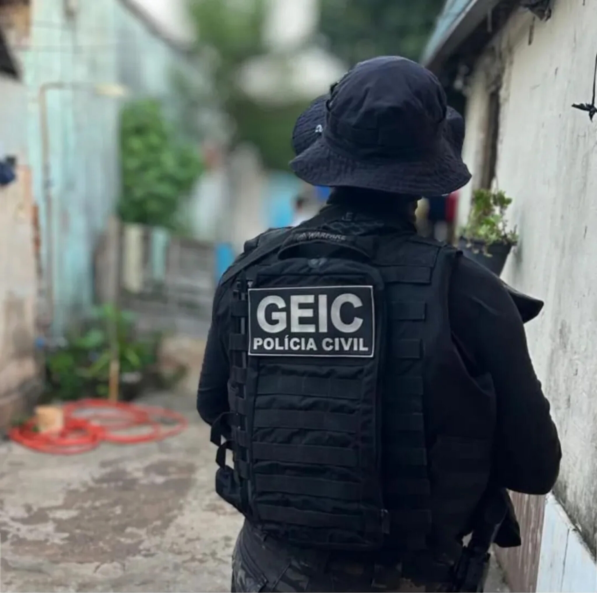 Imagem Polícia Cilvil de costas