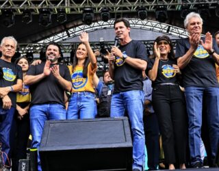 Imagem Daniel vilela e outras pessoas no palco