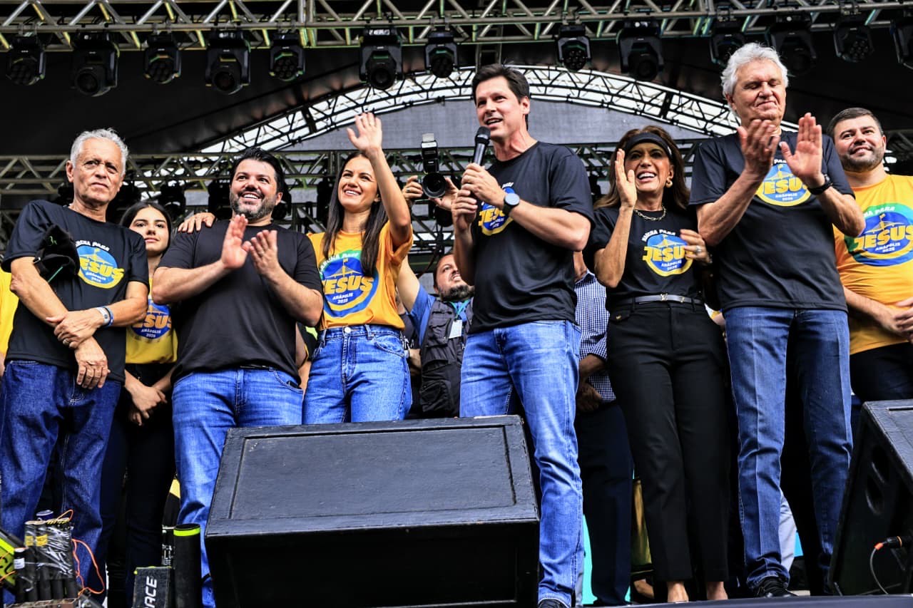 Imagem Daniel vilela e outras pessoas no palco